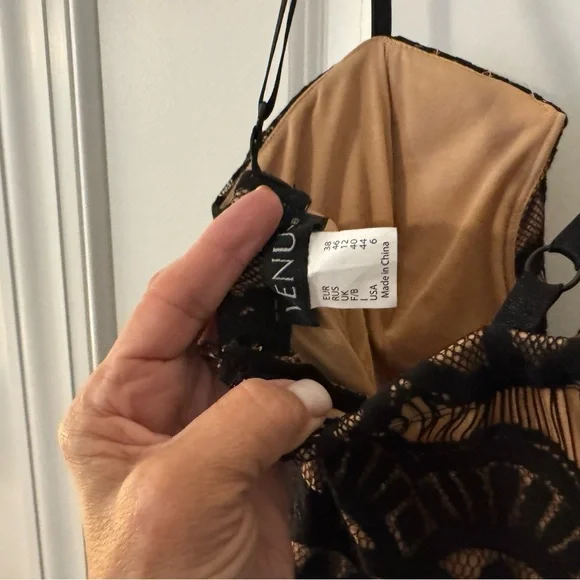 Venus Elegant Black Lace Gown - Picture 3 of 3